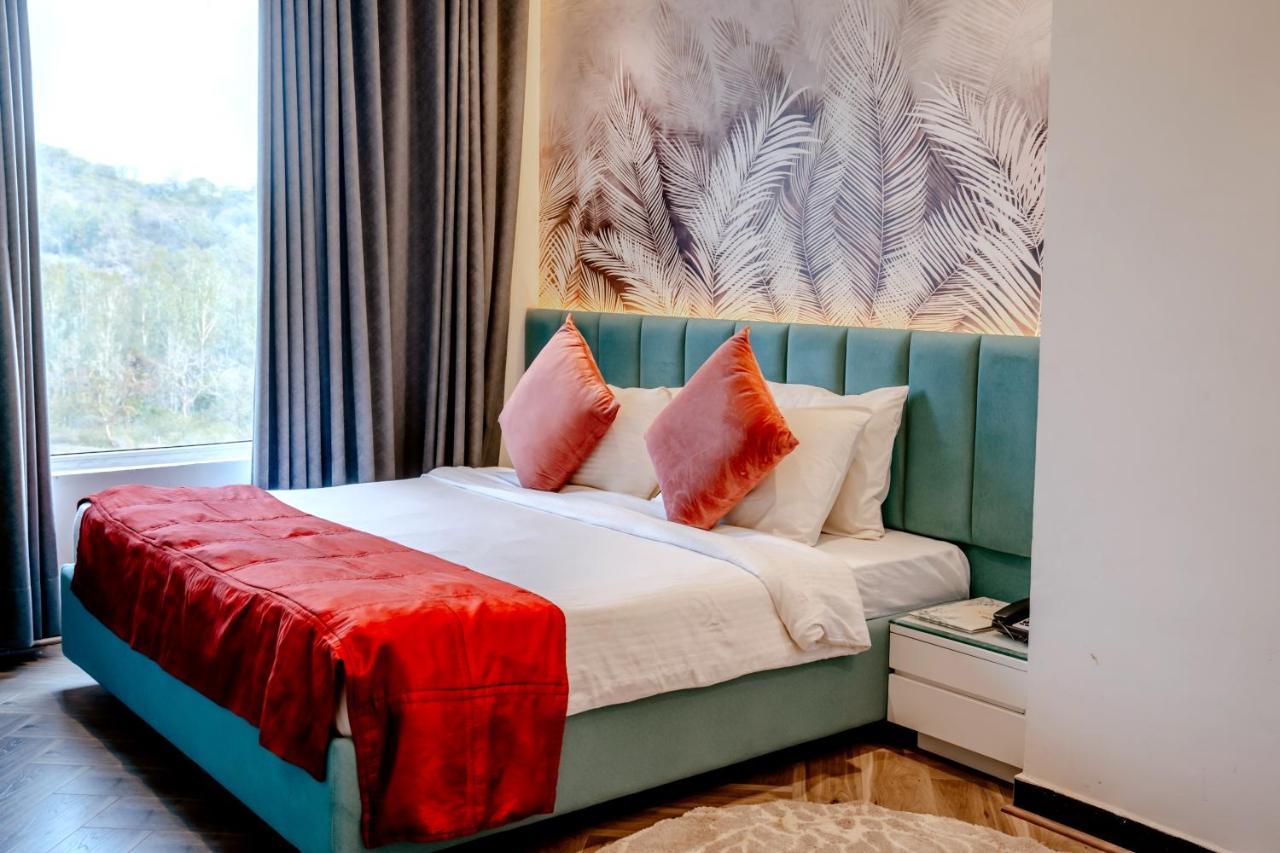 Redwood Resort Panchkula Ngoại thất bức ảnh