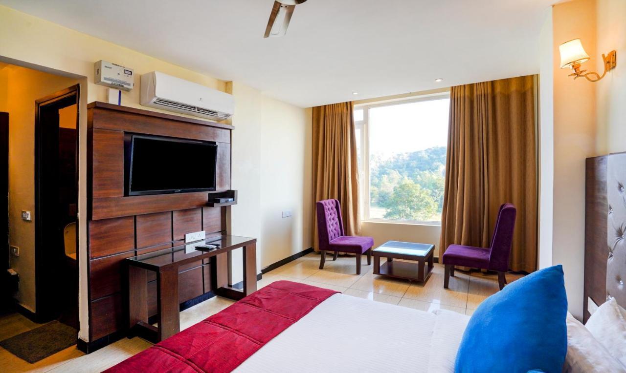 Redwood Resort Panchkula Ngoại thất bức ảnh